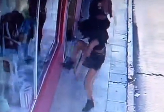 Destrozaron de una patada el vidrio de un comercio