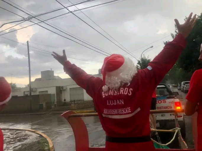 A Papá Noel no lo para ni la lluvia
