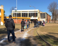 Vacunación récord: largas filas en el Polideportivo
