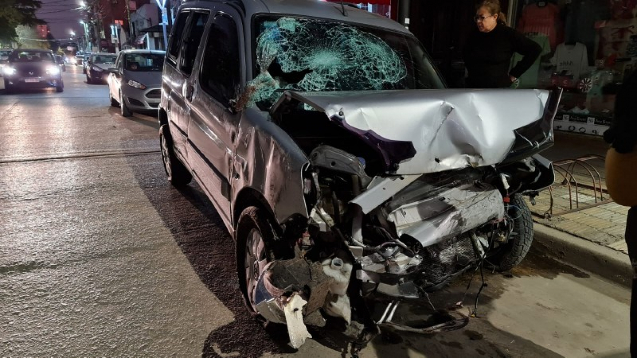 Una familia volcó en su camioneta en Acceso Oeste y una mujer y su hijo fueron hospitalizados