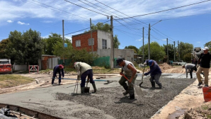 Se realizan trabajos de mejoramiento vial en barrio Ameghino