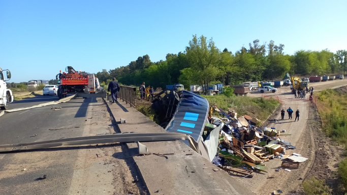 Un camión cayó del puente: murió su conductor