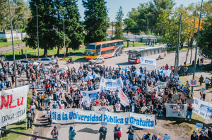 Realizaron un abrazo a la UNLu antes de la marcha