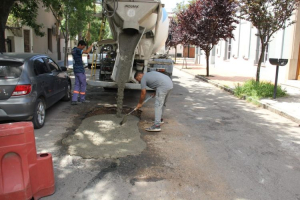 Mercedes: realizan bacheo integral sobre calle 25