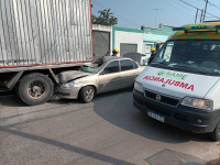 Rodríguez: un auto se incrustó debajo de un camión en una esquina céntrica