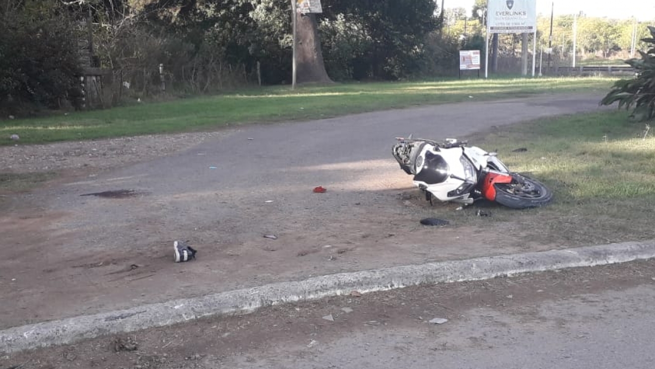 LUJÁN: MOTOCICLISTA PERDIÓ EL CONTROL Y DEBIÓ SER TRASLADADO AL HOSPITAL