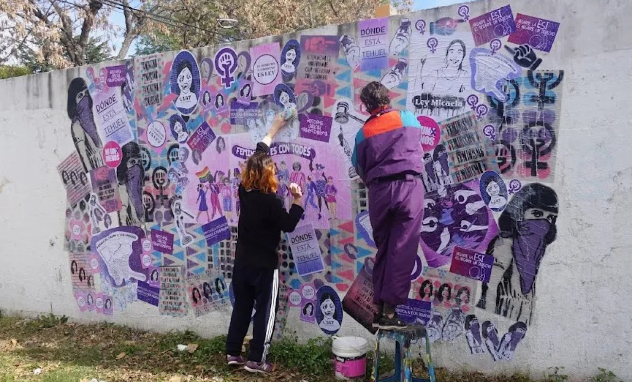 Realizan mural contra la violencia de género en la plaza de 5 y 24