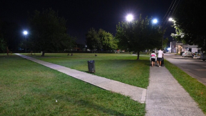 Luján: Avanzan las mejoras de iluminación en calle Las Heras y en el sendero del parque