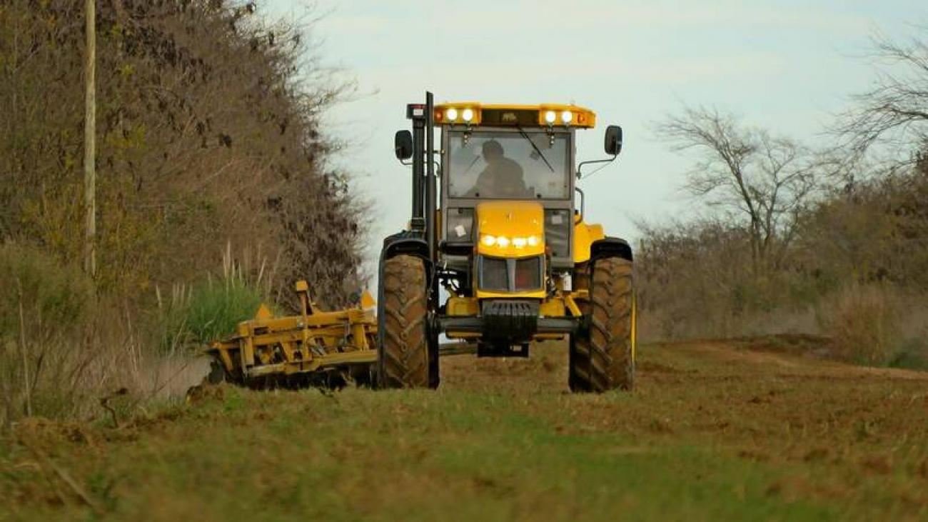Suipacha: nuevo tractor municipal intensifica tareas en caminos rurales