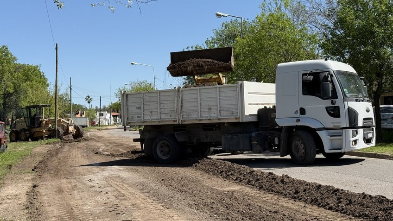 San Andrés de Giles: Mejora del nivel de banquina y del canal de desagüe en colectora Norte