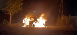 Otra vez incendiaron un auto en el barrio Los Aromos