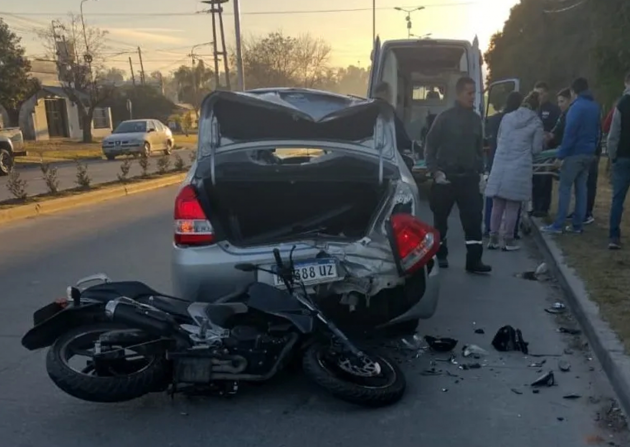 Un herido tras un choque de un auto y una moto
