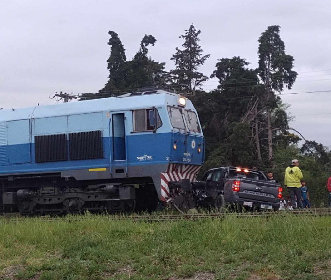 Tren arrolló a una camioneta