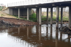 El Municipio de Mercedes realiza trabajos de limpieza en el Río Luján