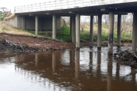 El Municipio de Mercedes realiza trabajos de limpieza en el Río Luján