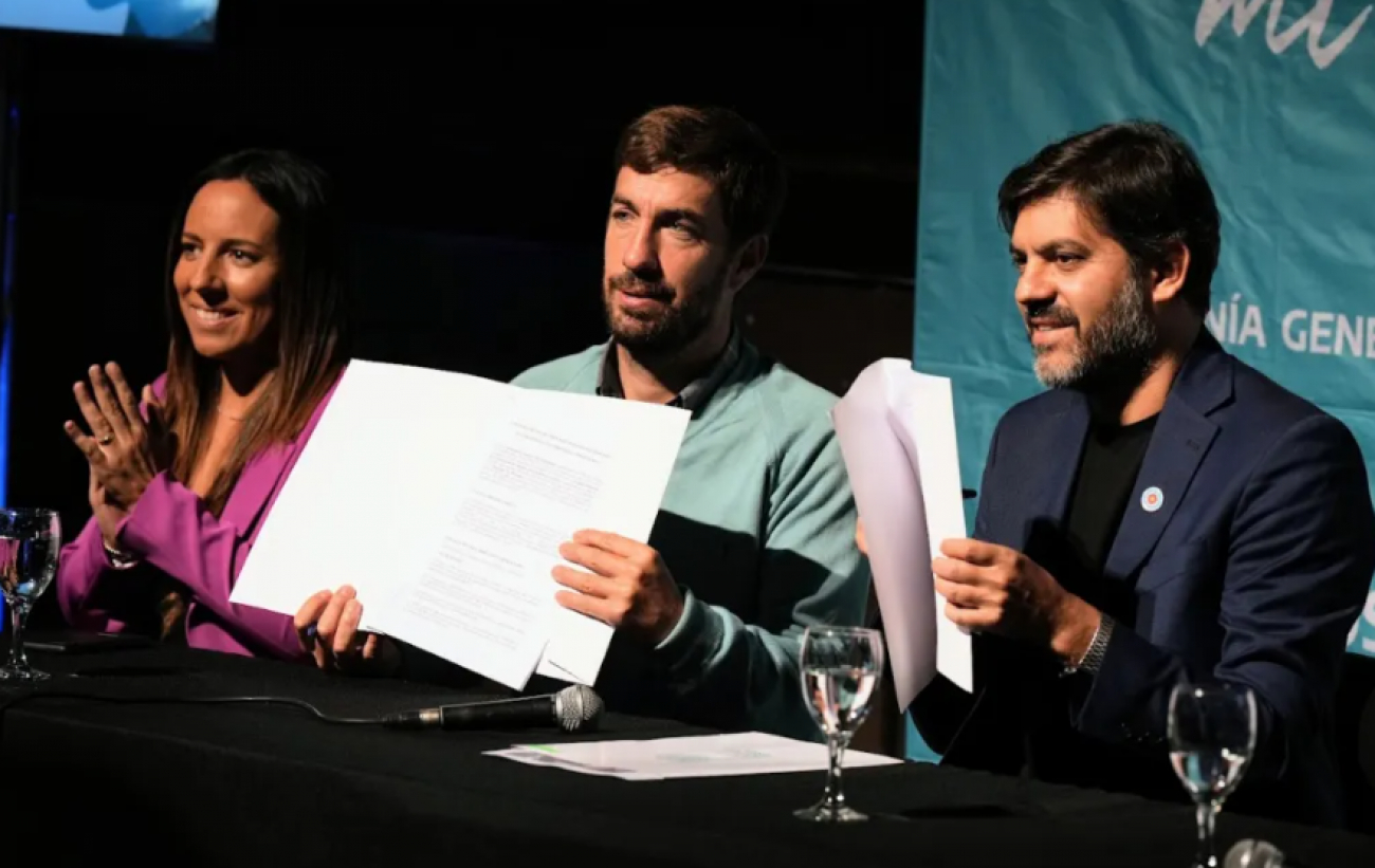 Ustarroz firma convenio para nueva carrera universitaria en Mercedes