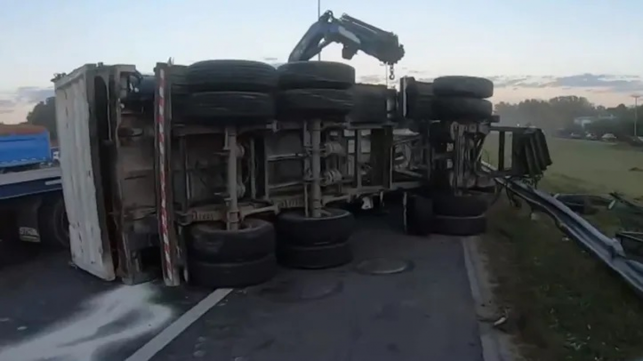 Caos en el Acceso Oeste por un camión que chocó y derribó parte de un puente peatonal
