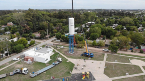 Colocaron el primero de tres tanques de agua corriente que abastecerán a Villa Vengochea