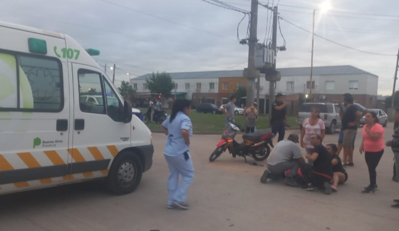 Tensión y una mujer hospitalizada tras un choque en barrio Bicentenario
