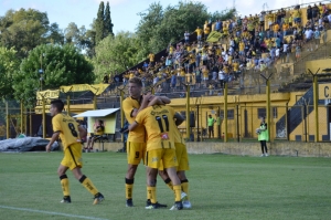 EN EL DEBUT DEL &quot;LOBO&quot;, FLANDRIA JUGÓ BIEN Y VOLVIÓ A LA VICTORIA