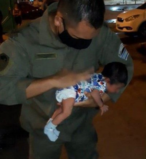 Un gendarme le salvó la vida a un bebé