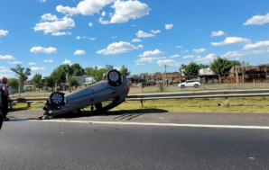 Un auto volcó en el Acceso Oeste durante la tarde del domingo