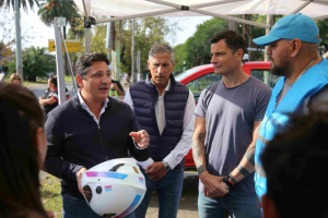 Marinucci entregó cascos y PLM para el transporte a vecinos de General Rodríguez