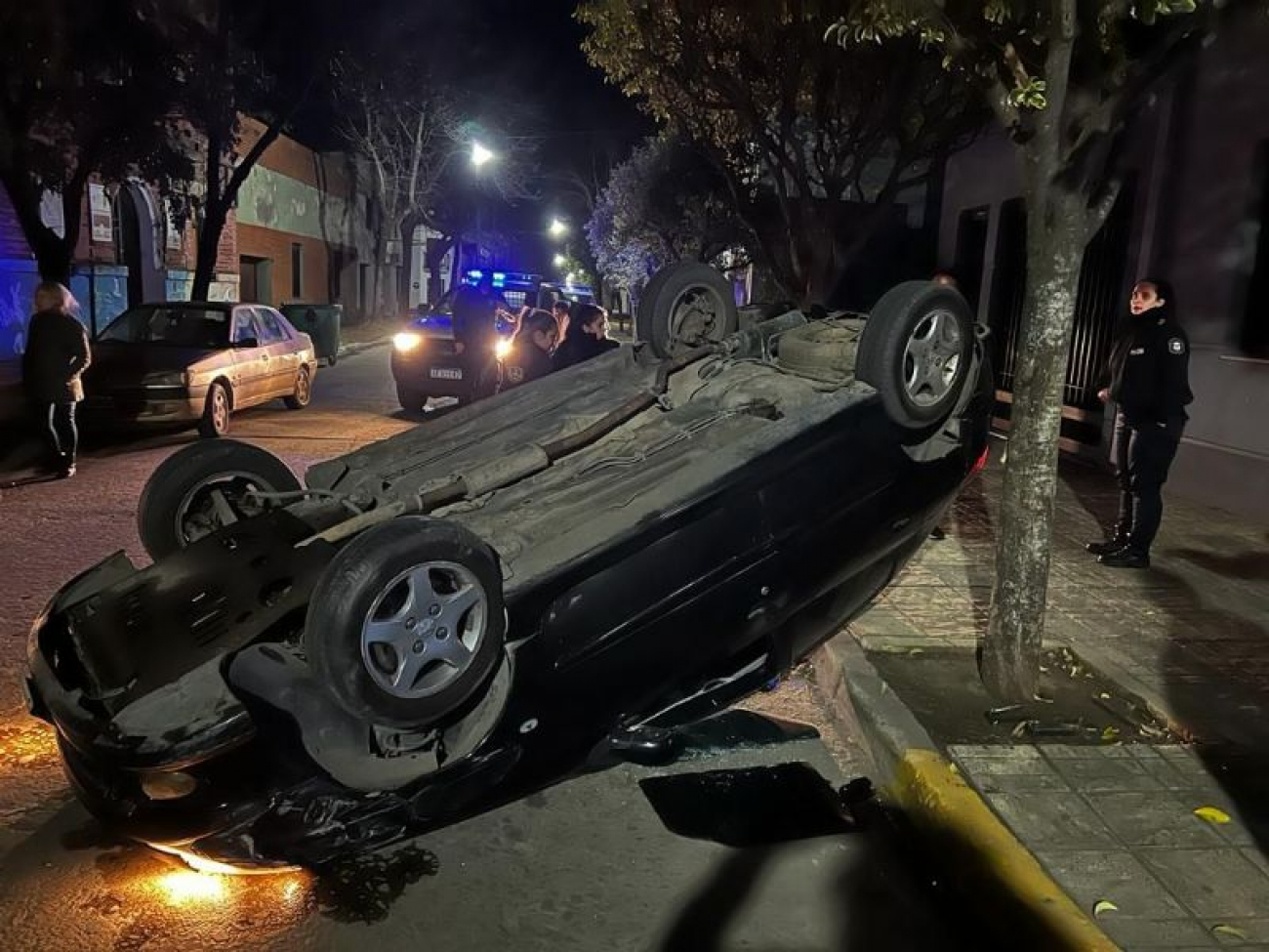 Choque y vuelco en la esquina de 22 y 35 en Mercedes