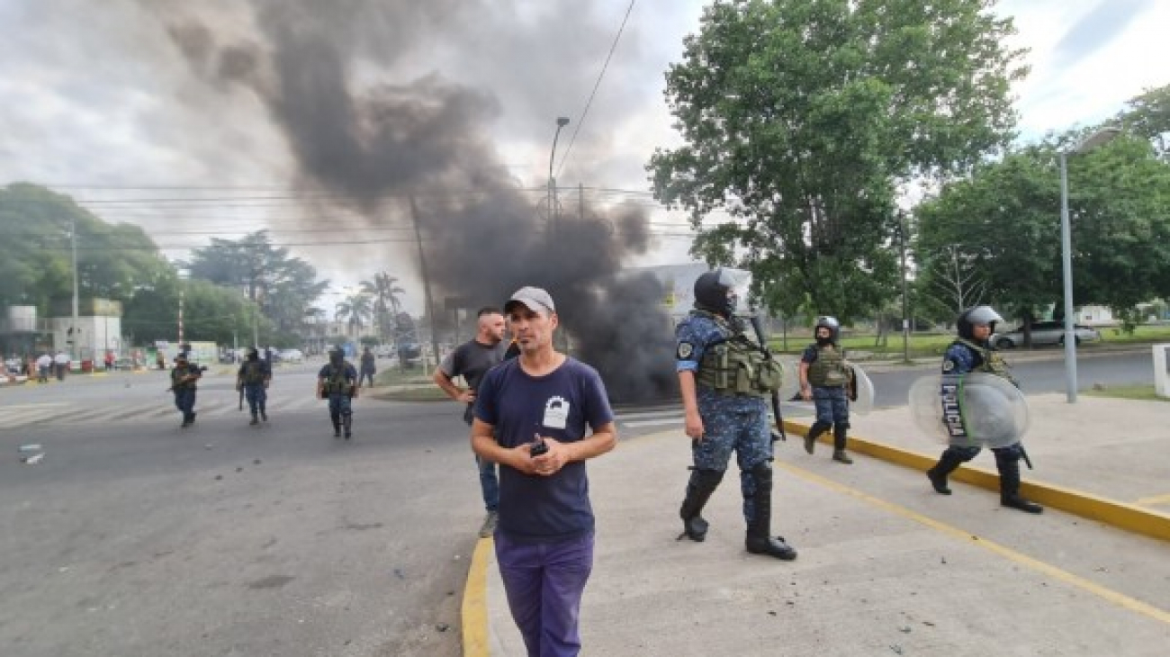 Caos en la estación de Rodríguez tras incidentes en reclamo por la muerte de un menor