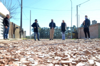 Mejoramiento vial con cerámica partida en el barrio Zapiola