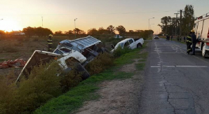 Violento choque en Padre Brady: terminaron en la zanja