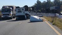 Un herido tras volcar un camión en la ruta 6