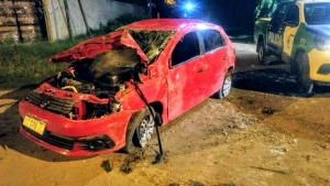 GRAL RODRÍGUEZ: UN AUTO CHOCÓ CONTRA UNA MOTO Y TERMINÓ VOLCANDO