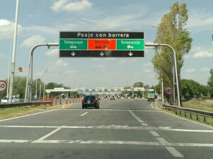 Levantaron las barreras del peaje de Luján