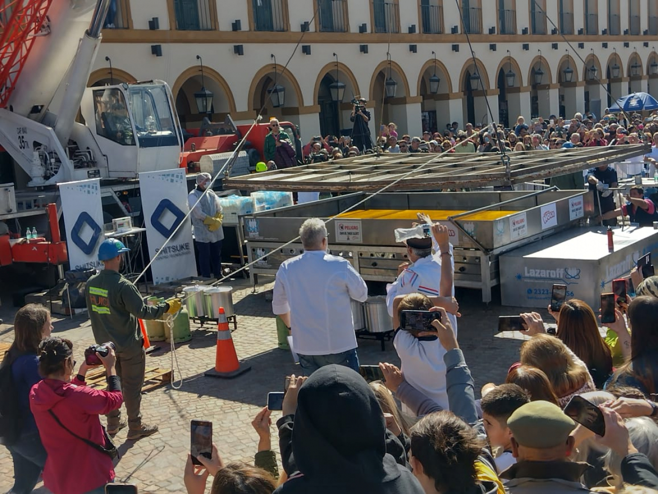 Se cocinó en Luján la milanesa más grande del mundo