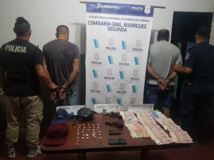 DOS ARRESTADOS POR VENTA DE DROGA Y TENENCIA ILEGAL DE ARMAS DE FUEGO