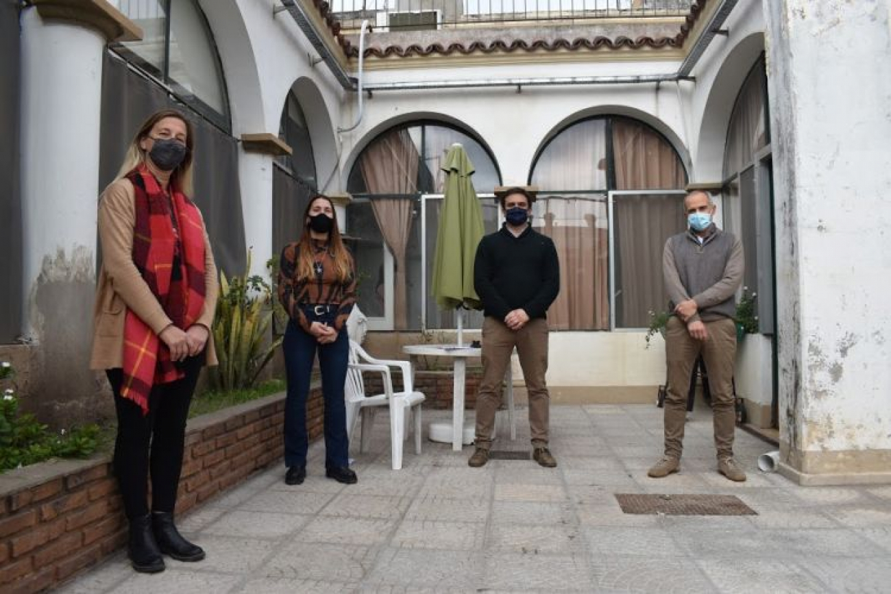 Residentes y trabajadores de hogares de adultos mayores ya fueron vacunados con ambas dosis