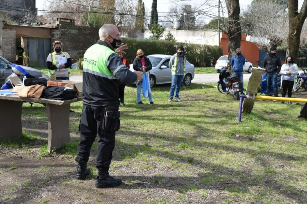 Municipio realiza capacitaciones viales y entrega de cascos para conductores de motos
