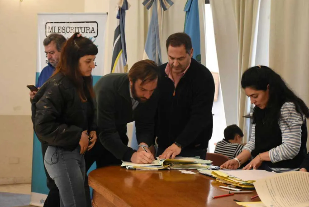 Suipacha: familias acceden al título de propiedad de sus hogares