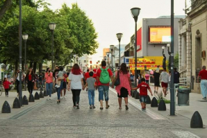 La calle San Martín se hace peatonal para recibir a la Primavera
