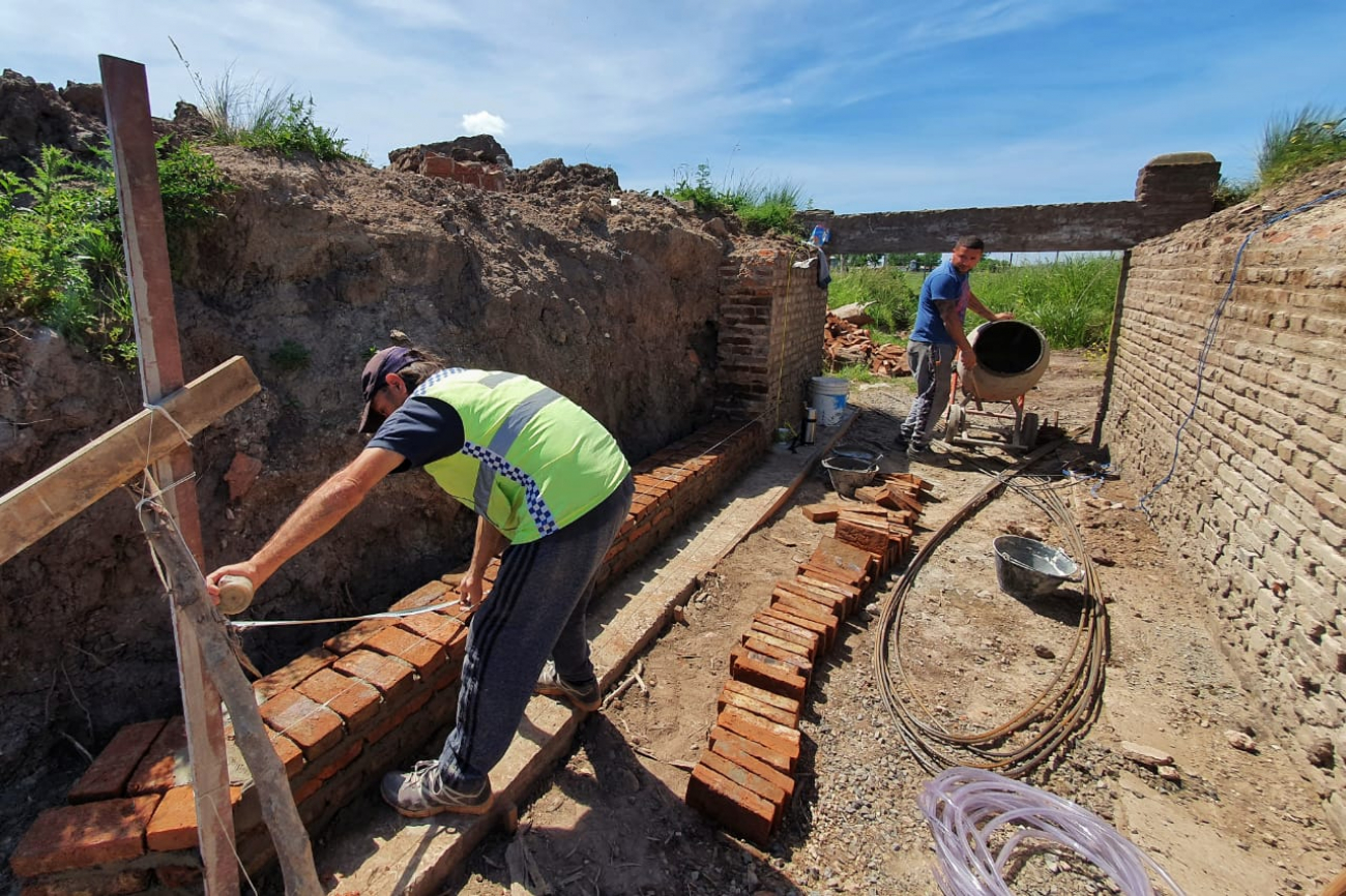 Caminos rurales: avanza la reconstrucción de un puente en Carlos Keen
