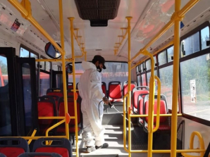 Coronavirus: trabajos de desinfección en paradas de colectivos y unidades del transporte público