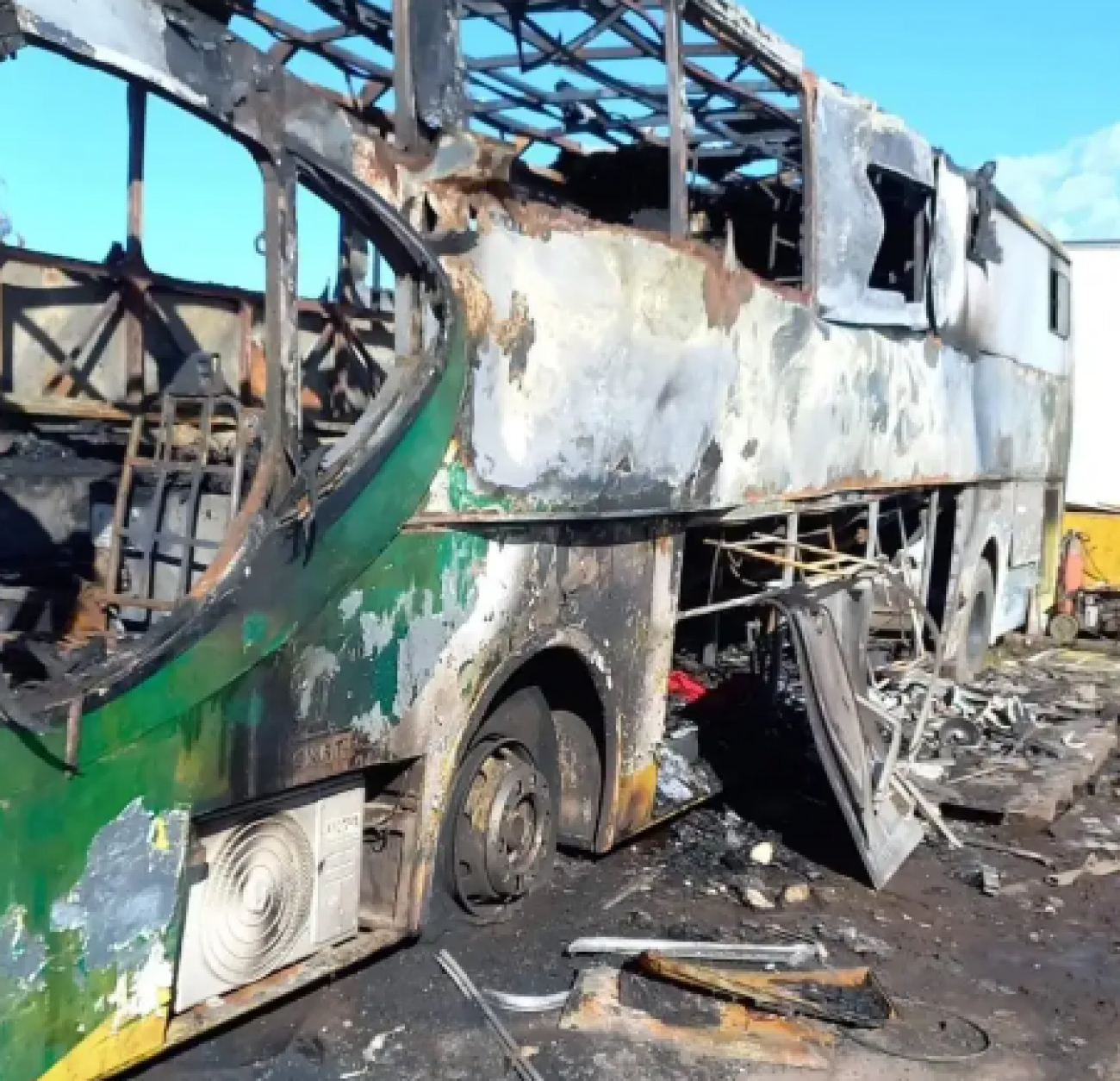 Persona muere al incendiarse el motorhome donde vivía