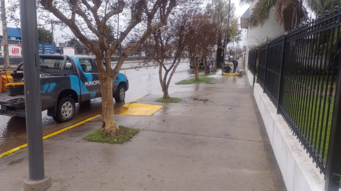 Se rompió un importante caño de agua y hay varias zonas sin servicio