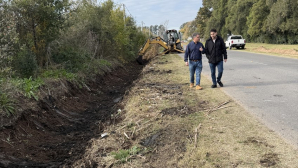 San Andrés de Giles: El Municipio ejecuta una limpieza profunda del canal de desagüe en la av. Scully para optimizar el escurrimiento hídrico