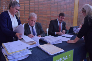 FIRMA Y ENTREGA DE ESCRITURAS DE PROPIEDAD A VECINOS DE LUJAN