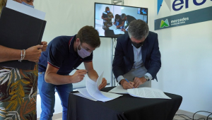 Ustarroz firmo histórica compra de predio para ampliar el Parque Industrial