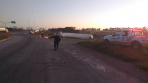 PELIGRO EN LA RUTA 6: VUELCO DE CAMIÓN CON GAS BUTANO