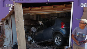 Tremendo: auto se incrustó en comercio de productos sueltos