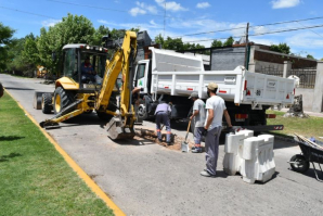 Realizan tareas de bacheo y se solicita transitar con precaución